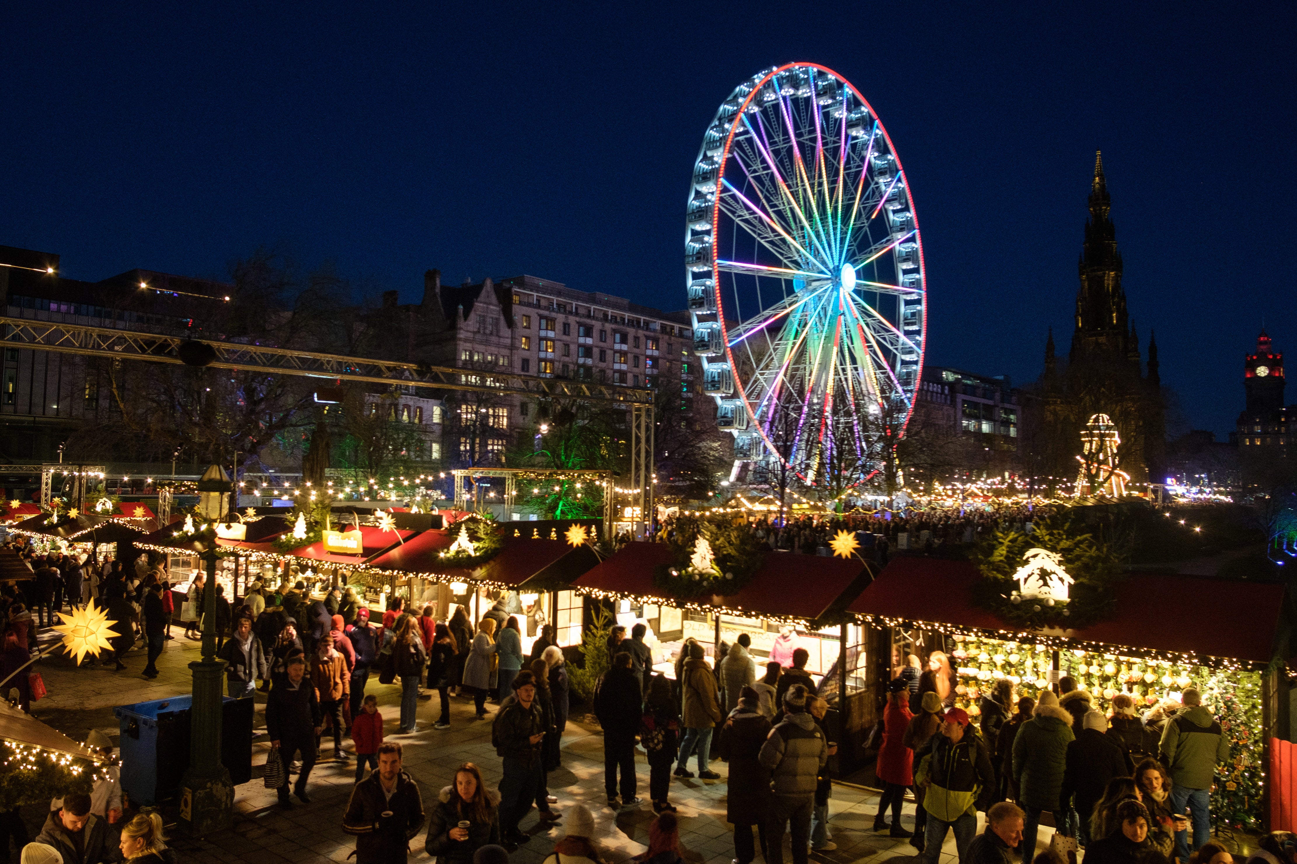 Edimburgo brilha sob uma roda gigante festiva