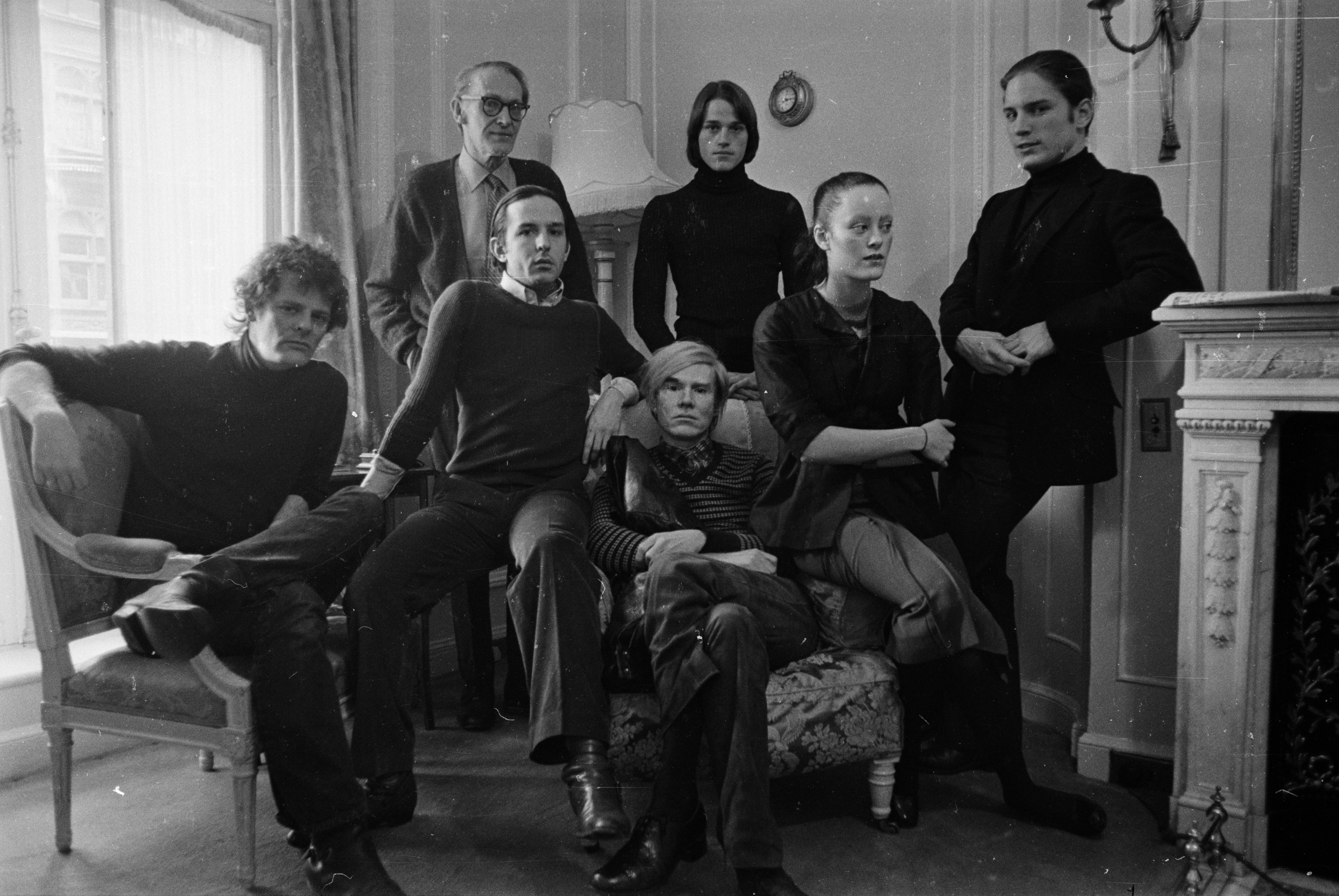 Paul Morrissey, Maurice Bradell, Fred Hughes, Jed Johnson, Jane Forth, Joe Dallesandro e Andy Warhol em Londres em 1971 para promover 'Trash'