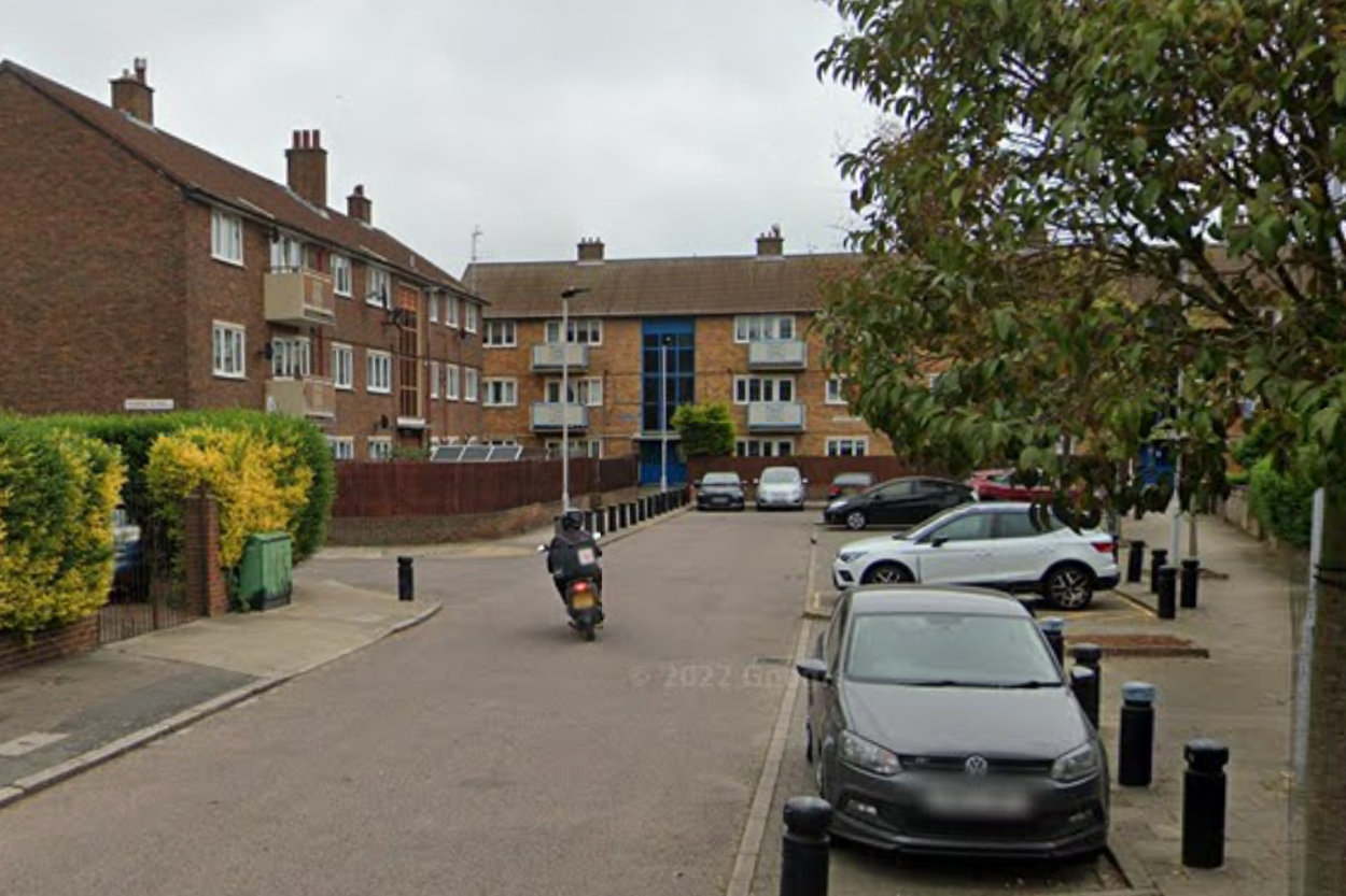 London polisi Kanning Town-da atışma ilə bağlı axtarış aparır