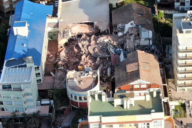 <p>Imagen tomada por un dron de los escombros del Hotel Dubrovnik en Villa Gesell</p>