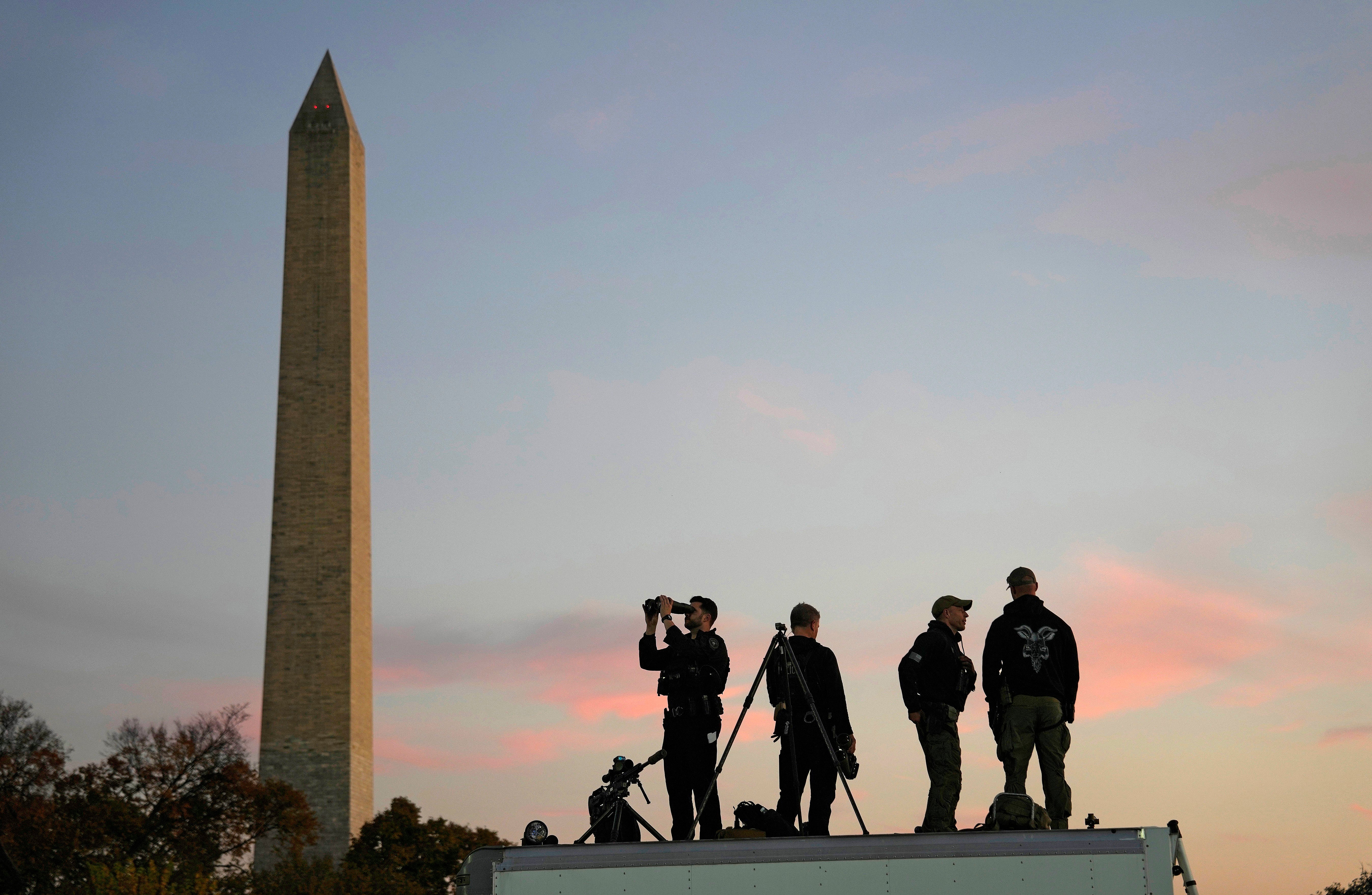 Agentes do Serviço Secreto montam guarda perto do Monumento a Washington antes de Harris subir ao palco