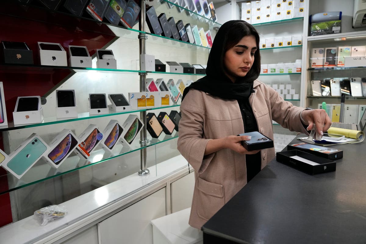 Iran Lifts Ban on New Apple iPhones