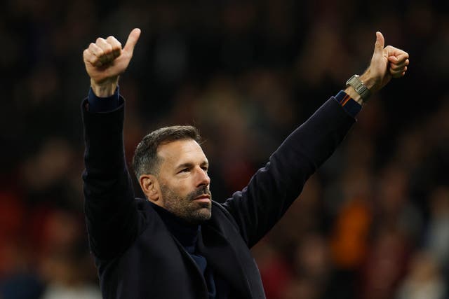 Tin chuyển nhượng trưa 31/10: Van Nistelrooy chính thức rời Man Utd; Lamine Yamal trên đường tới PSG
