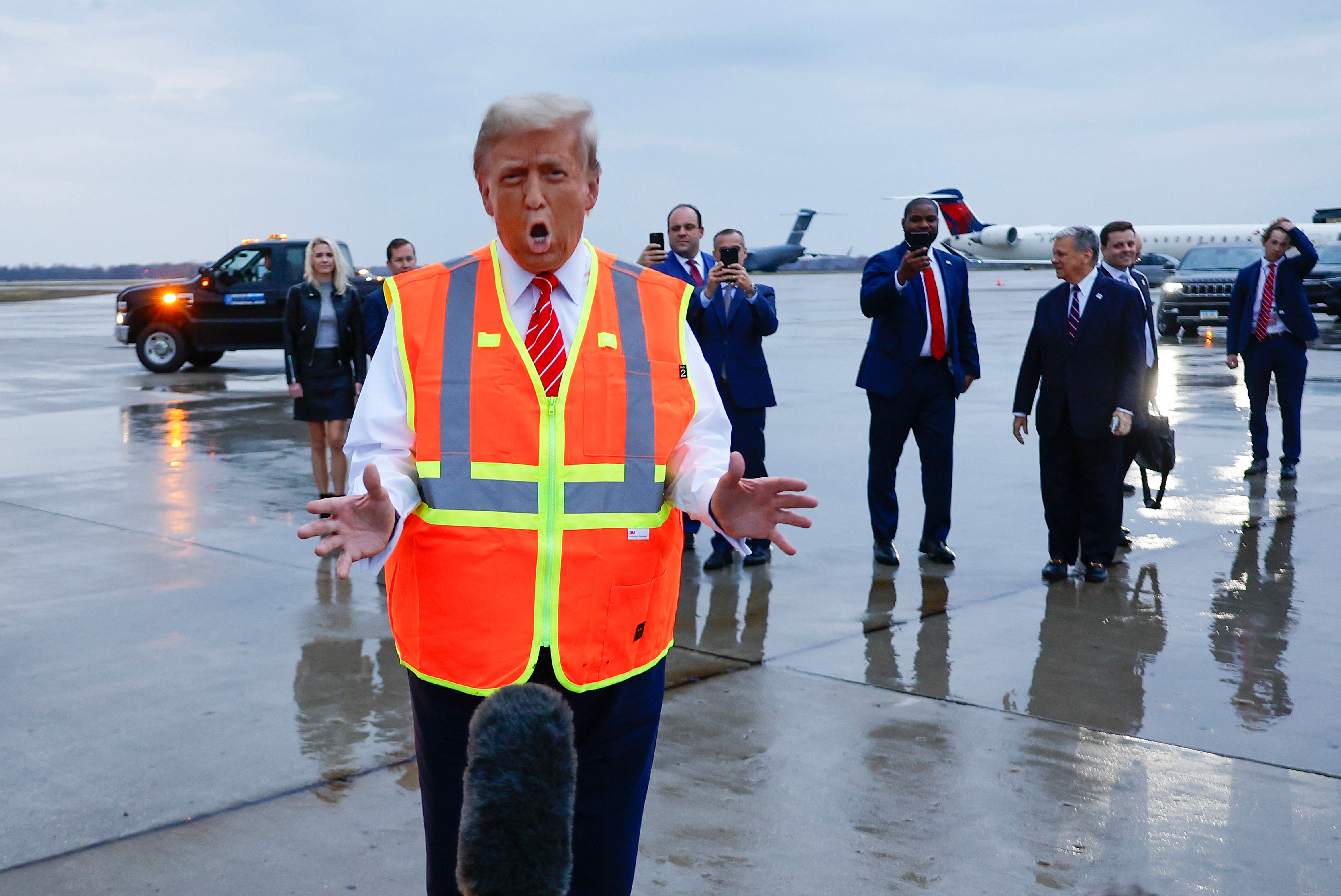 Republikansk presidentkandidat, tidligere president Donald Trump snakker til media på Austin Straubel Green Bay International Airport 30. oktober 2024 i Green Bay, Wisconsin