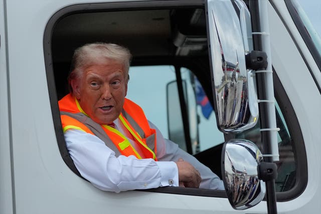 <p>Donald Trump, con chaleco reflectante, en un camión de basura </p>