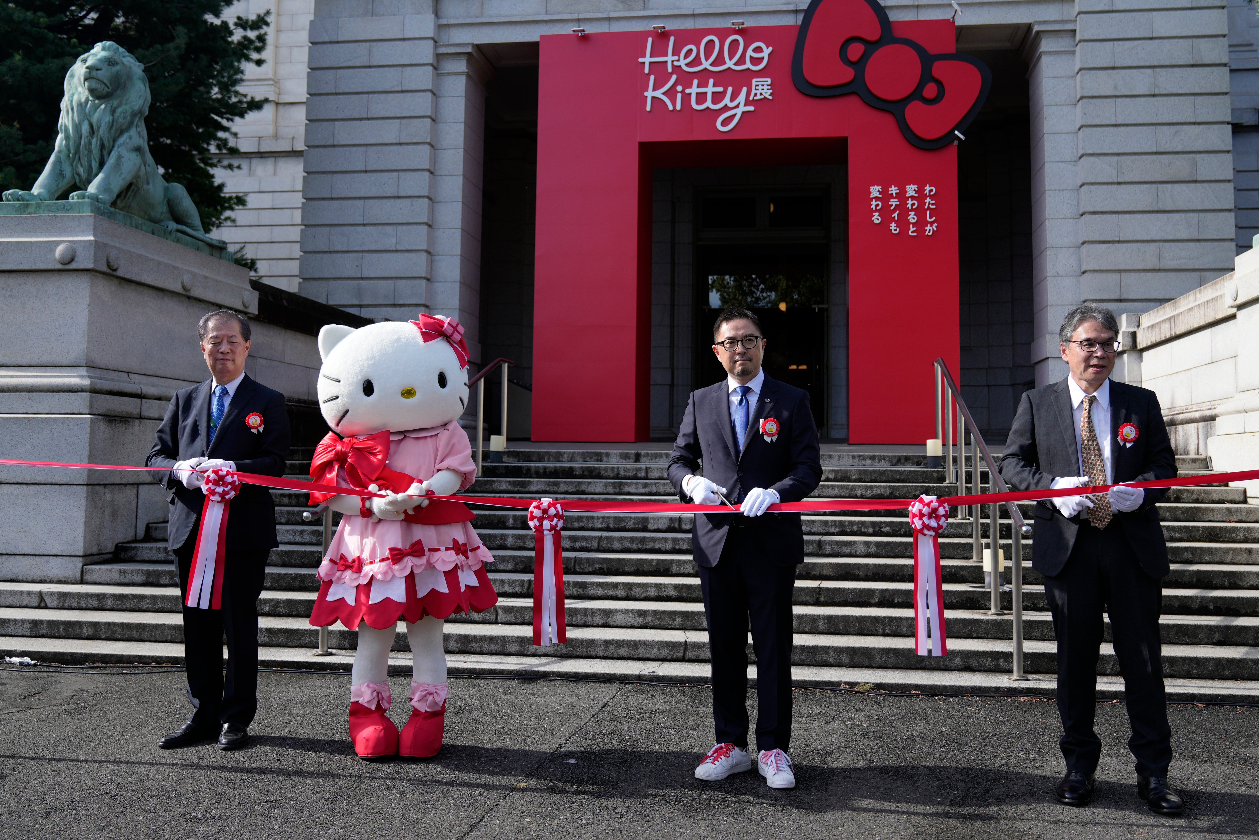 Hello Kitty, second from left, with Makoto Fujiwara, executive director of the Tokyo National Museum