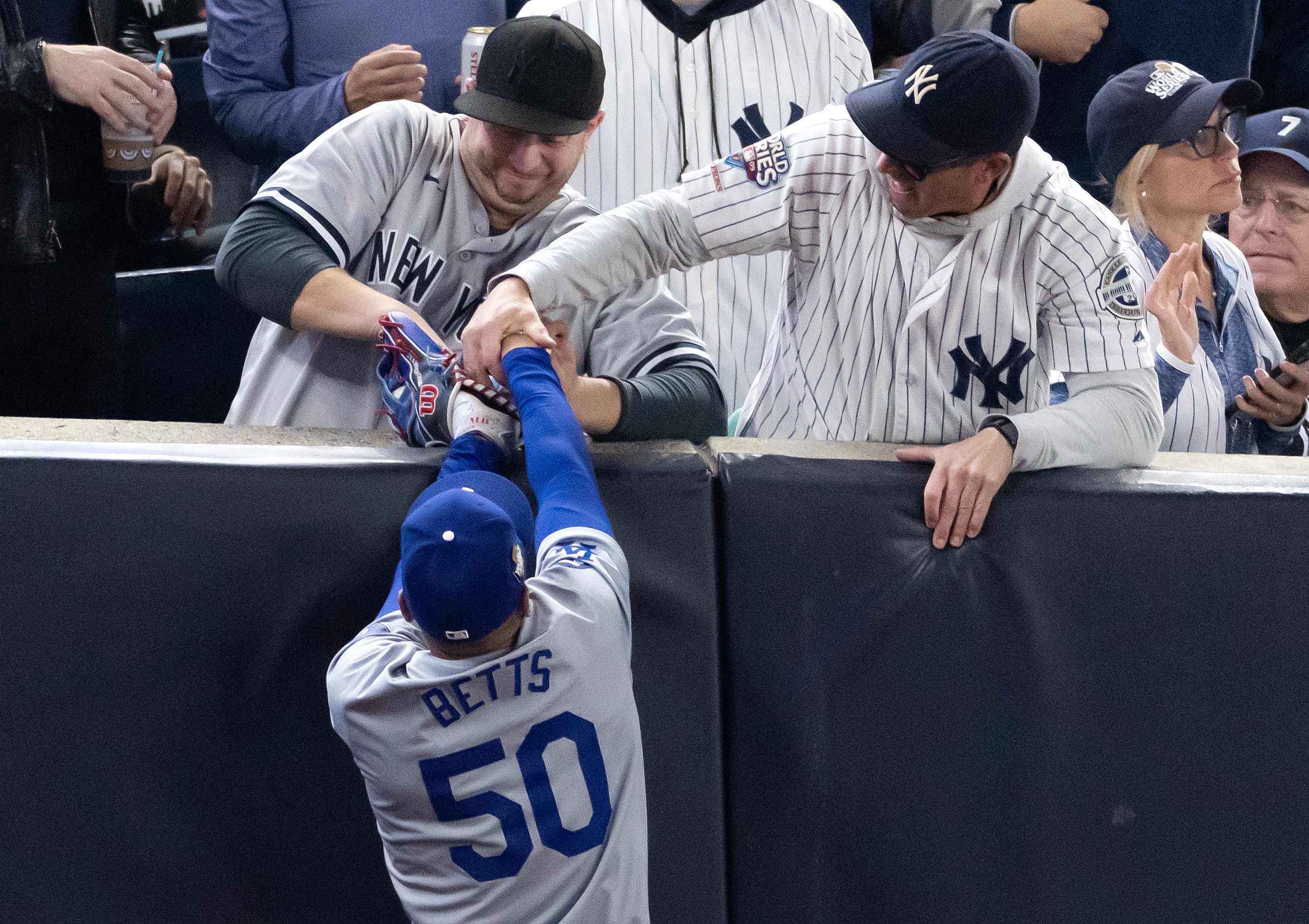 Torcedores dos Yankees foram expulsos do estádio durante o quarto jogo da World Series após interferir com Mookie Betts dos Dodgers