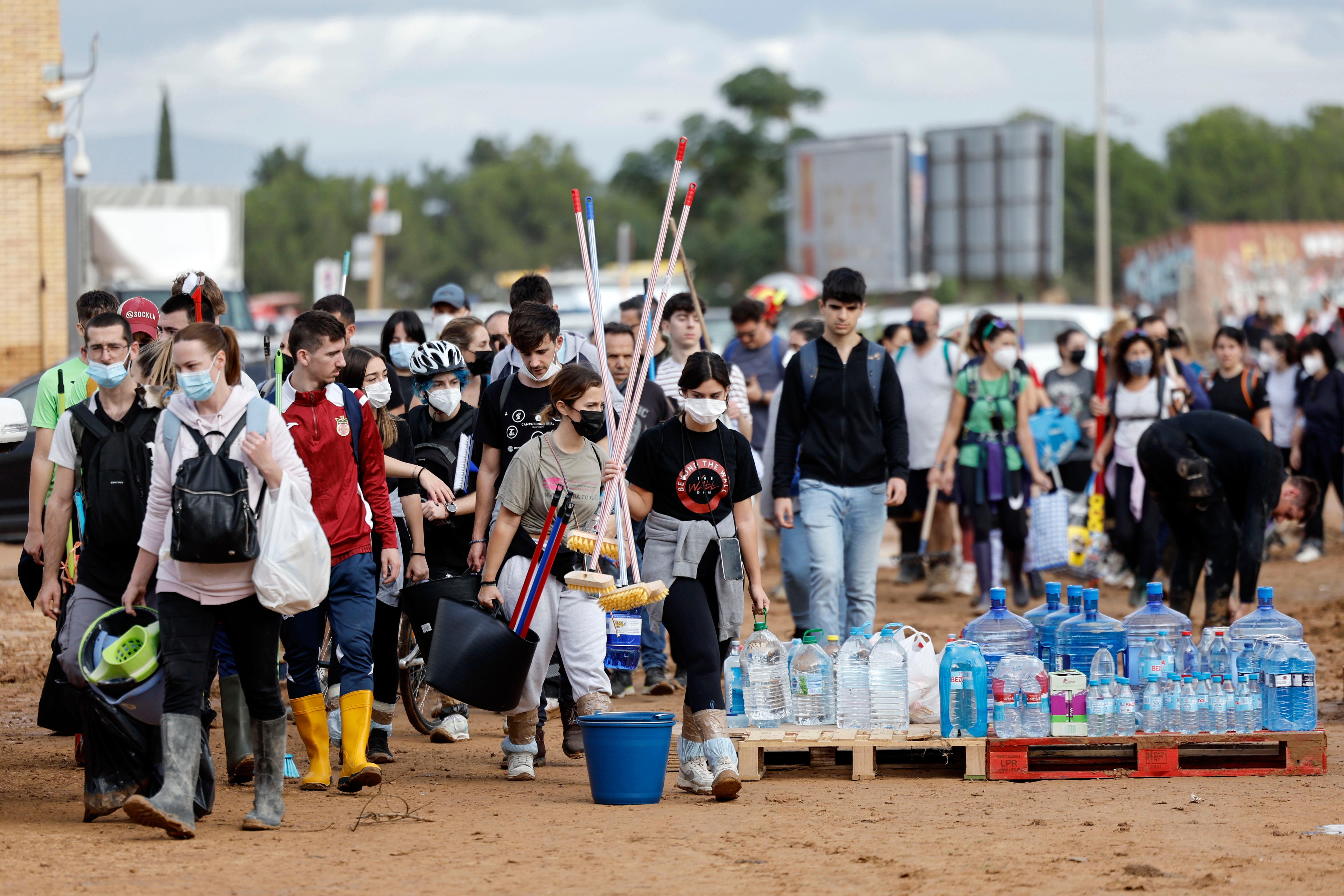 Volunteers arrive to join in the cleaning work in Paiporta, Valencia