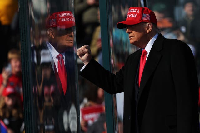 <p>Donald Trump inspects a pane of bulletproof glass at his rally in Lititz, Pennsylvania, on Sunday</p>