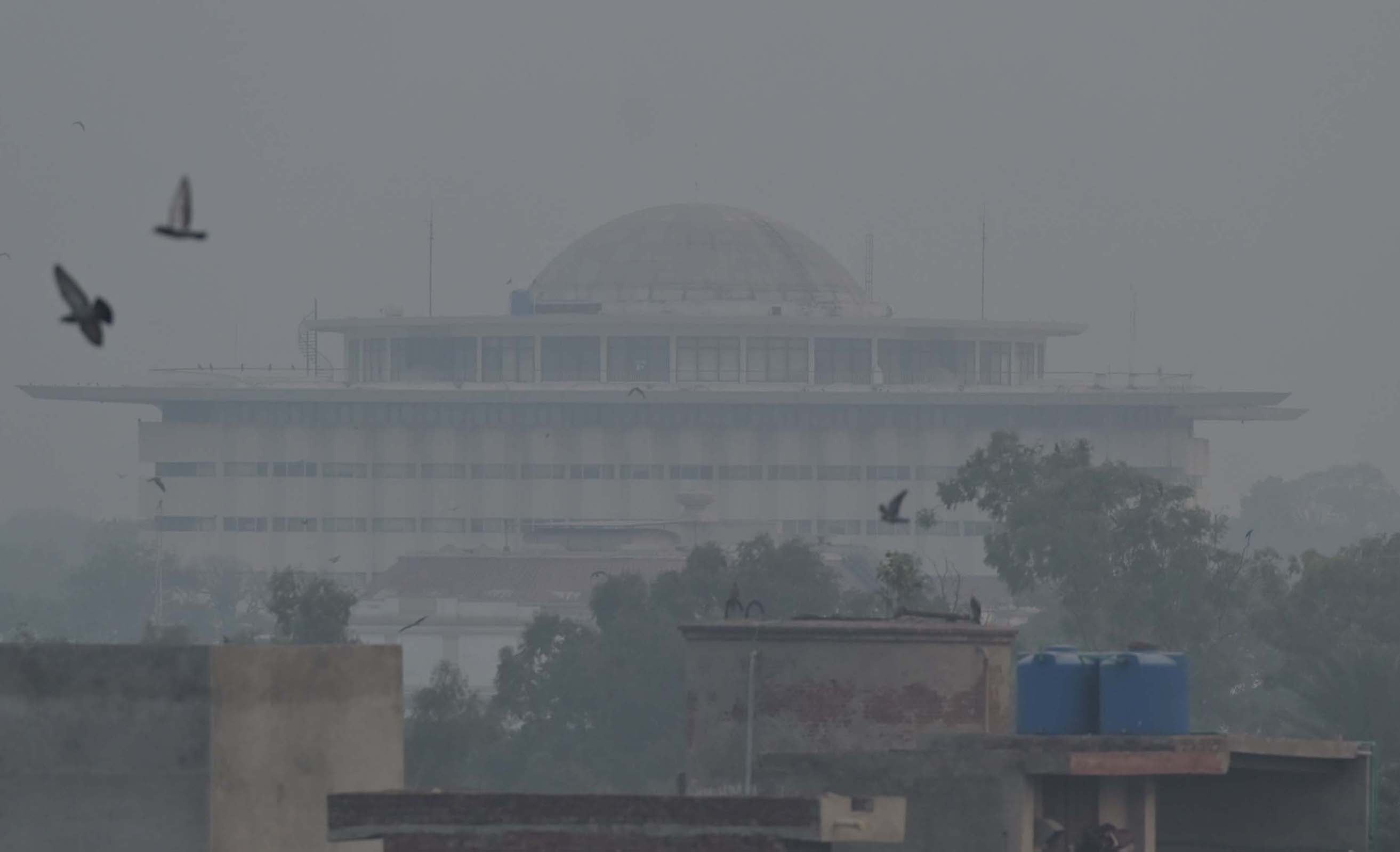 Primary schools in Lahore will remain closed for one week due to smog