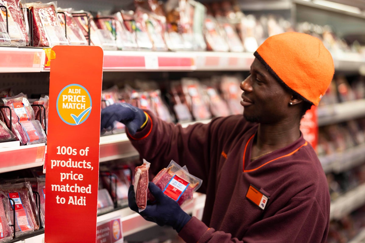 Sainsbury’s predicts flat profits as grocery price war heats up