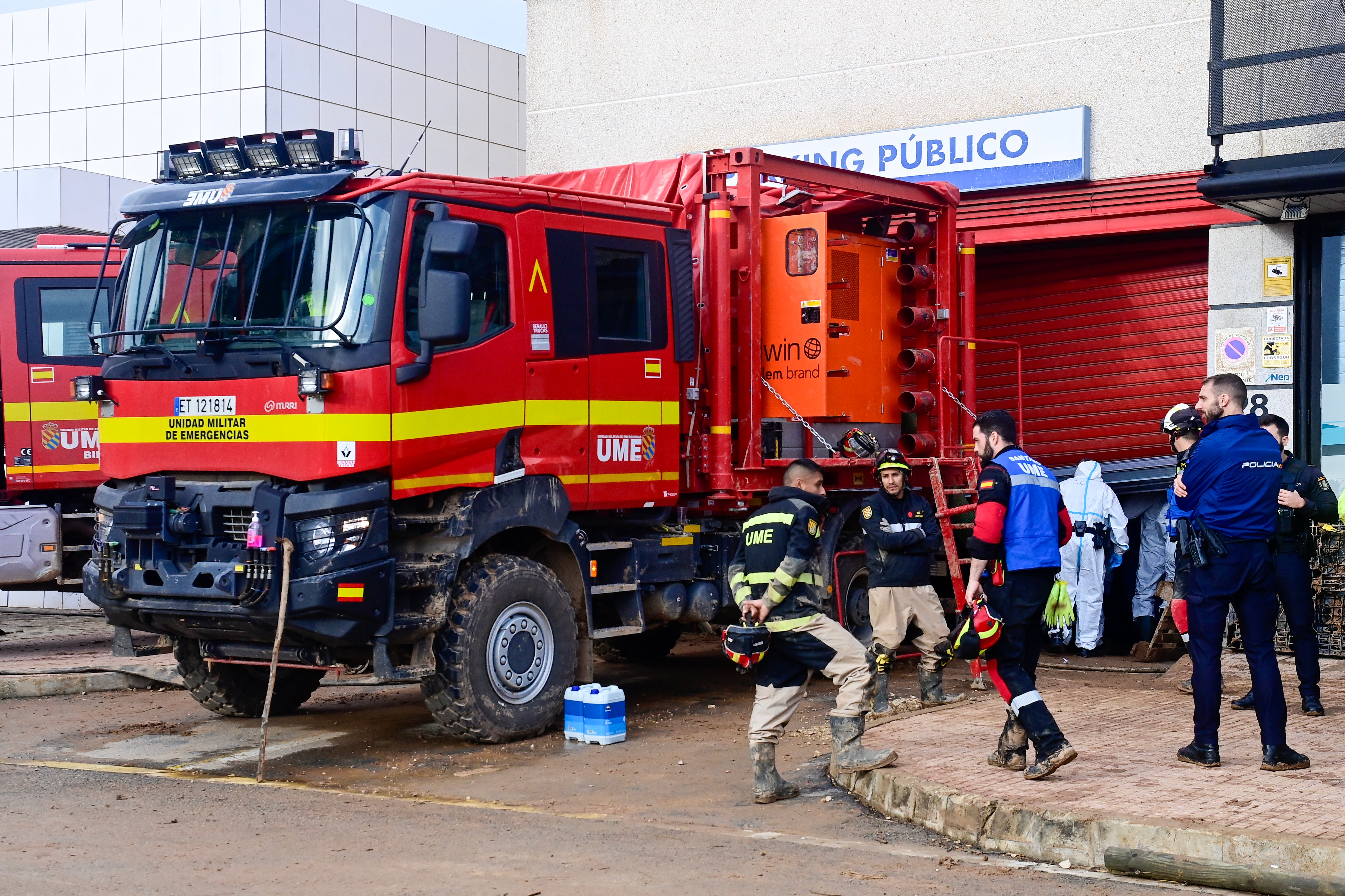 Forensic teams, firefighters, the Emergency Military Unit (UMR) and police search for victims in a parking garage in Alfafar, in the region of Valencia, eastern Spain