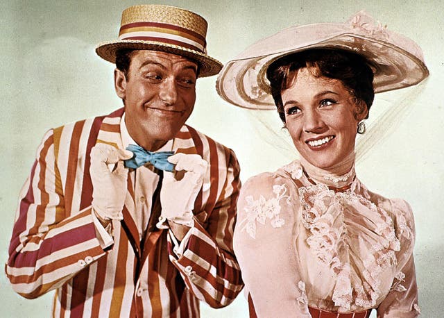 <p>Una escena de la película de Disney ‘Mary Poppins’ (1964) protagonizada por Dick Van Dyke (izquierda) y Julie Andrews</p>