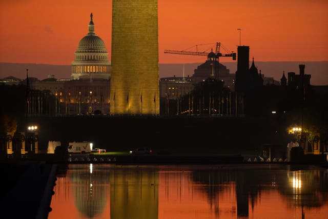 <p>El Capitolio de Estados Unidos visto al amanecer en Washington</p>