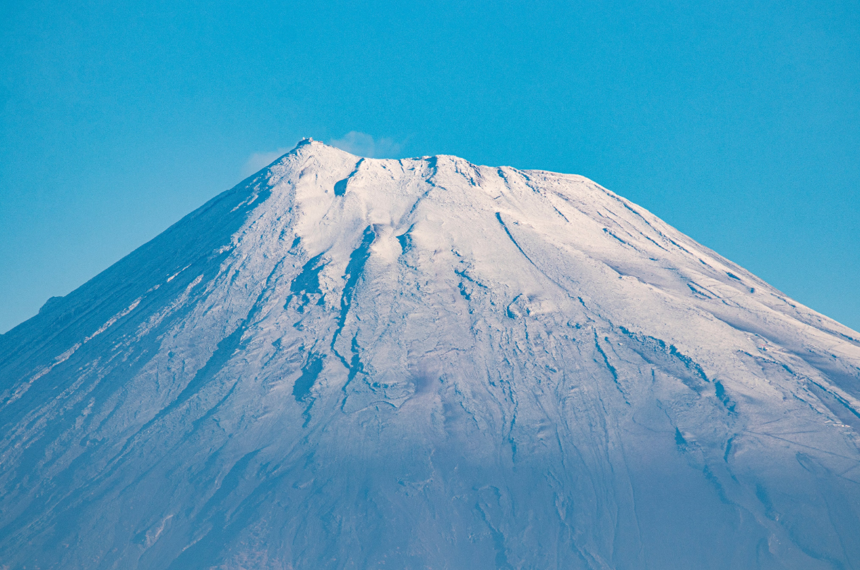 A bladed  furniture   of snowfall  is seen connected  Mount Fuji