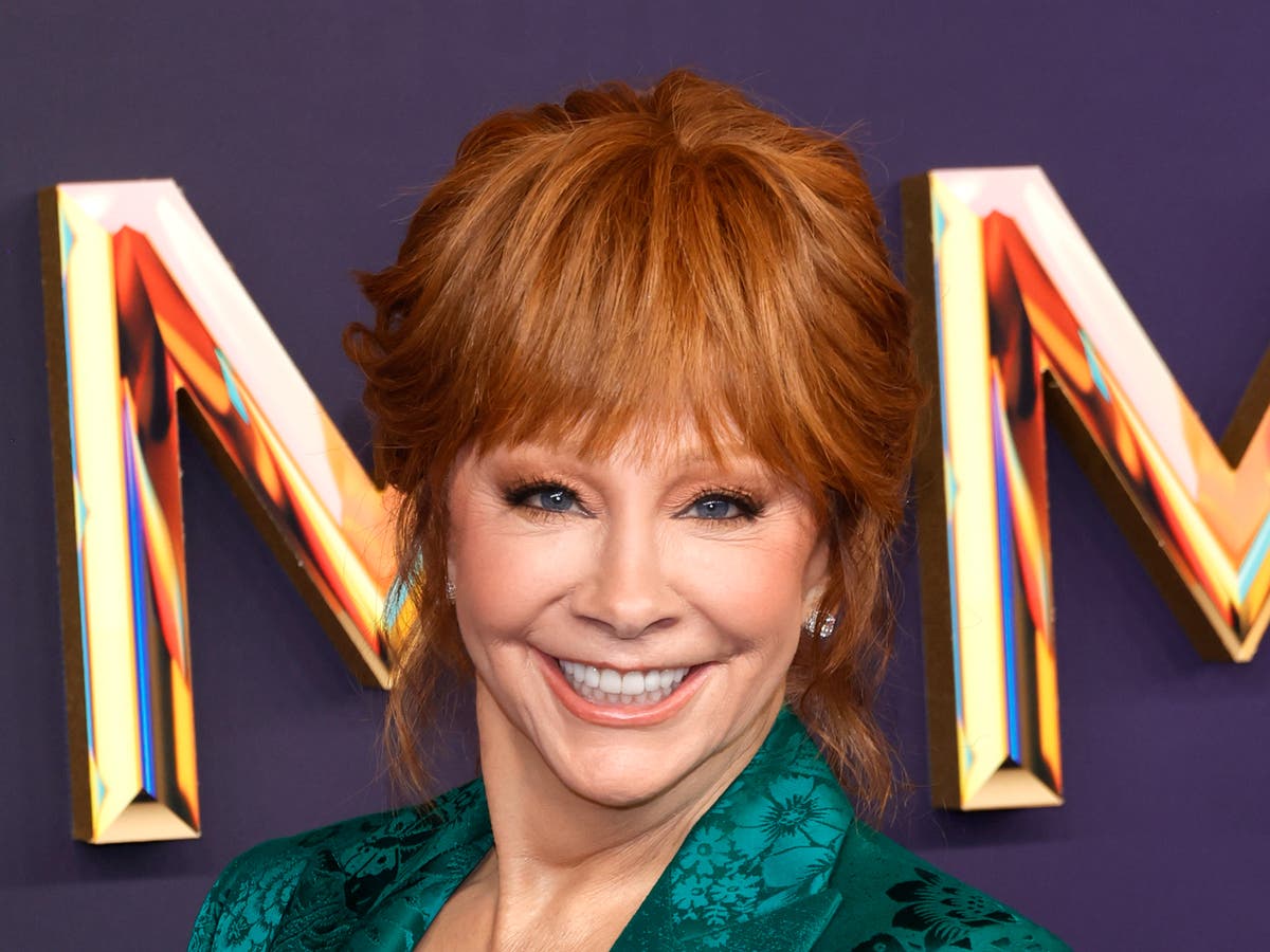 Reba McEntire reveals new hairdo in midst of US election: ‘Reba, not now’