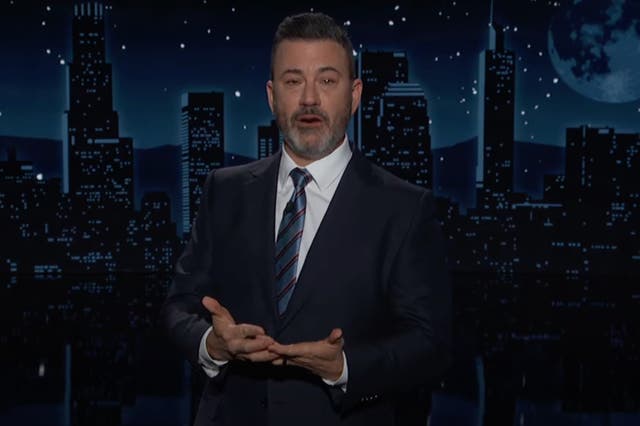 <p>Jimmy Kimmel contiene las lágrimas durante el primer programa tras las elecciones </p>