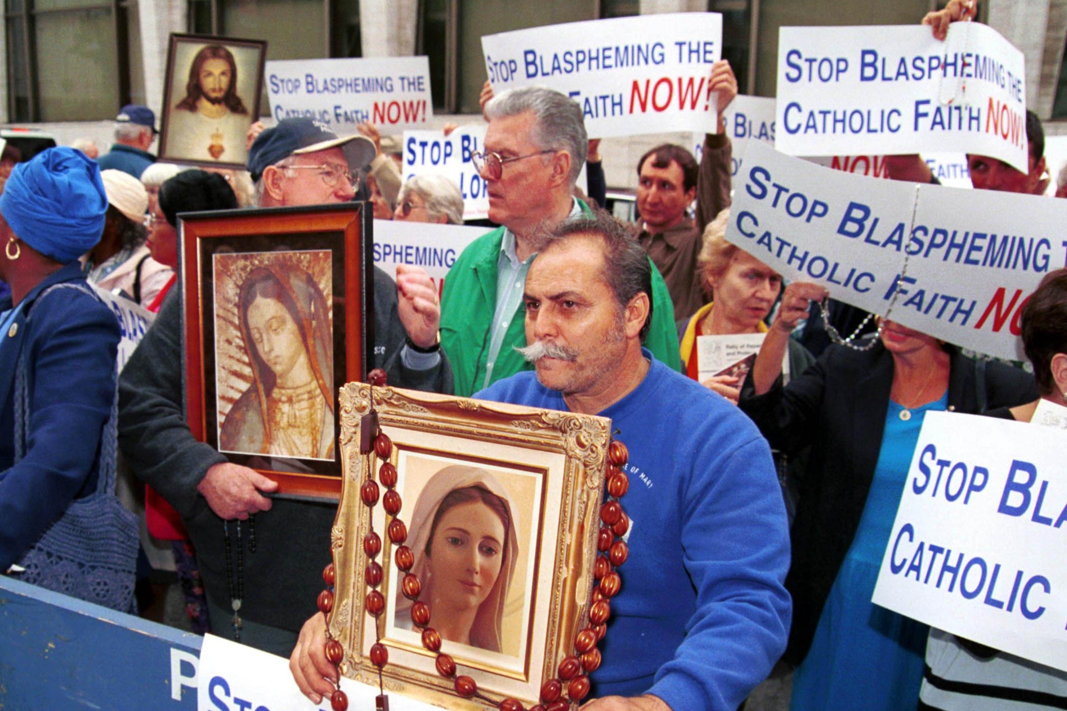 Ban this filth: Catholic protesters outside the New York premiere of ‘Dogma’ in 1999