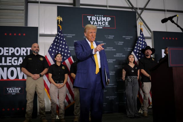 <p>El 25 de octubre, Donald Trump se dirigió a sus seguidores frente a un cartel que proclamaba "Deporten a los ilegales ya”. </p>
