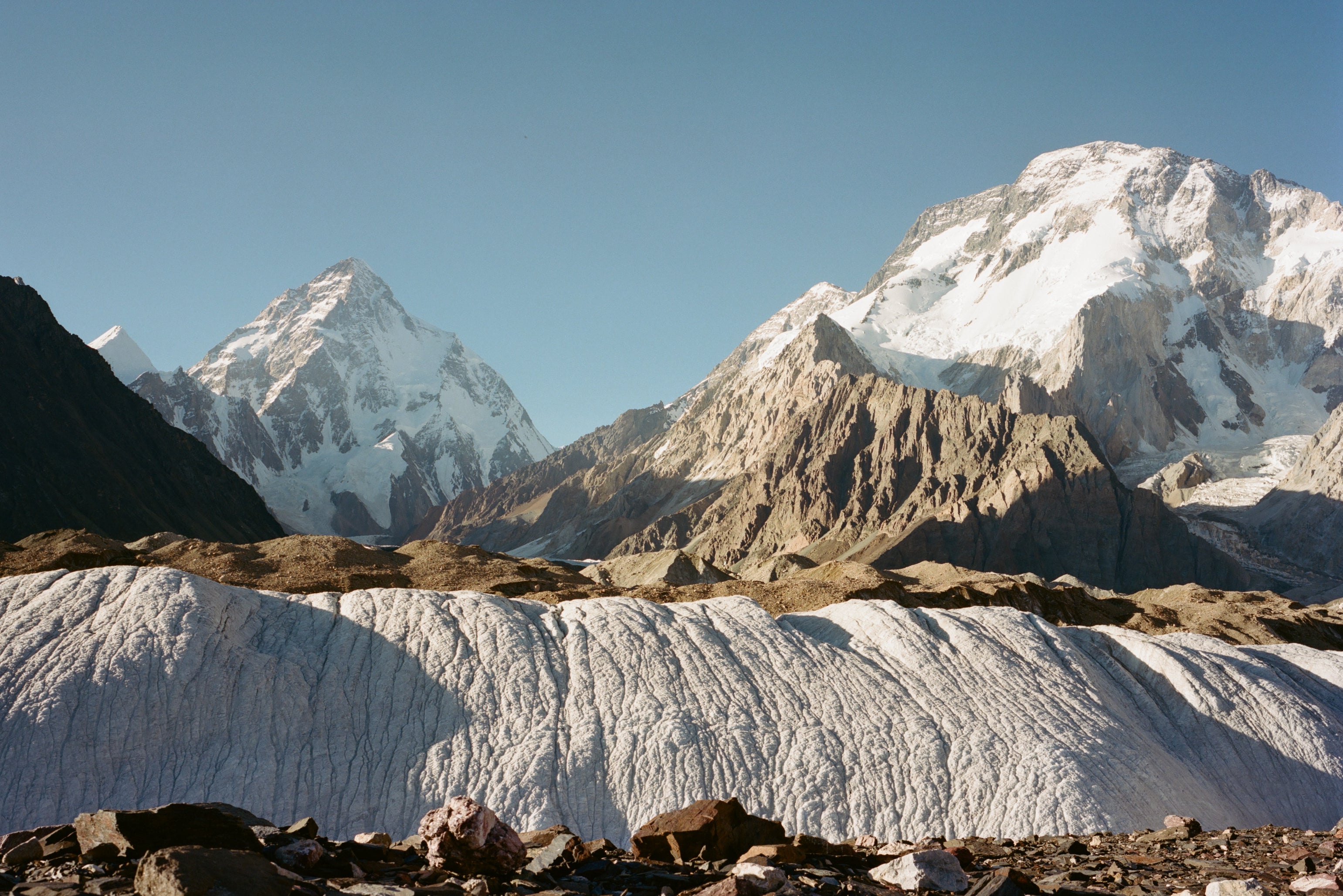 Concordia, Sala do Trono dos Deuses da Montanha, onde pode ser visto o K2 (centro à esquerda) e outra montanha, Broad Peak, à direita