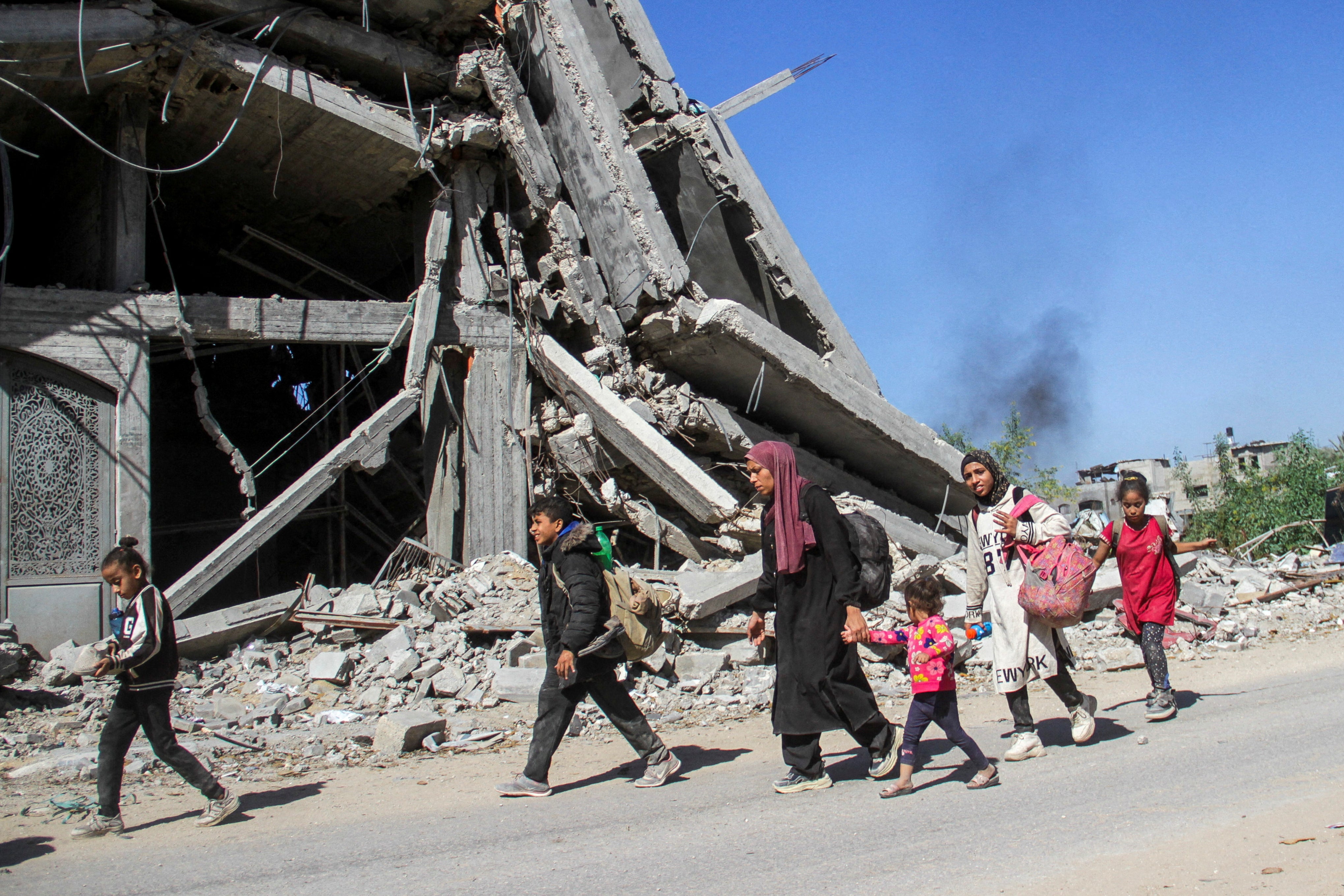 Displaced Palestinians ordered by the Israeli military to evacuate the northern part of Gaza flee