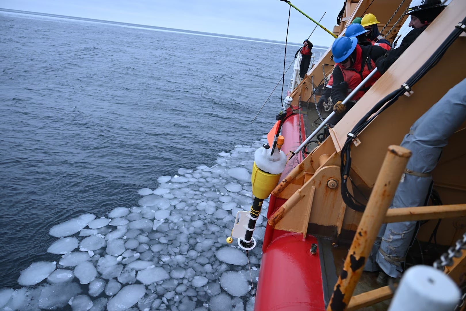 Teams on the US Coast Guard Cutter Healy, the military branch’s largest vessel, discovered a volcano-like feature rising from the seabed.