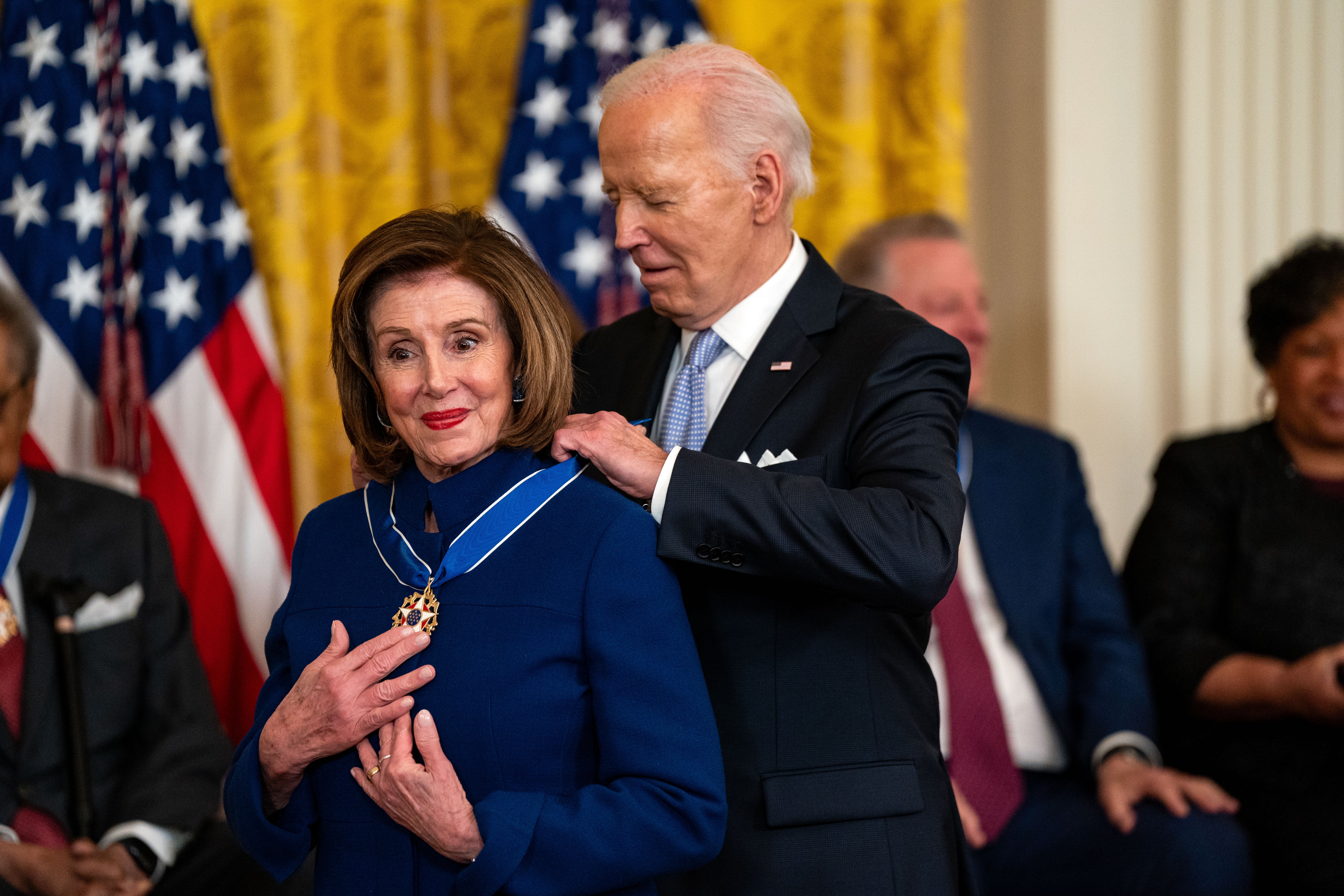 Biden entrega a Medalha Presidencial da Liberdade a Pelosi durante cerimônia na Sala Leste da Casa Branca em maio de 2024