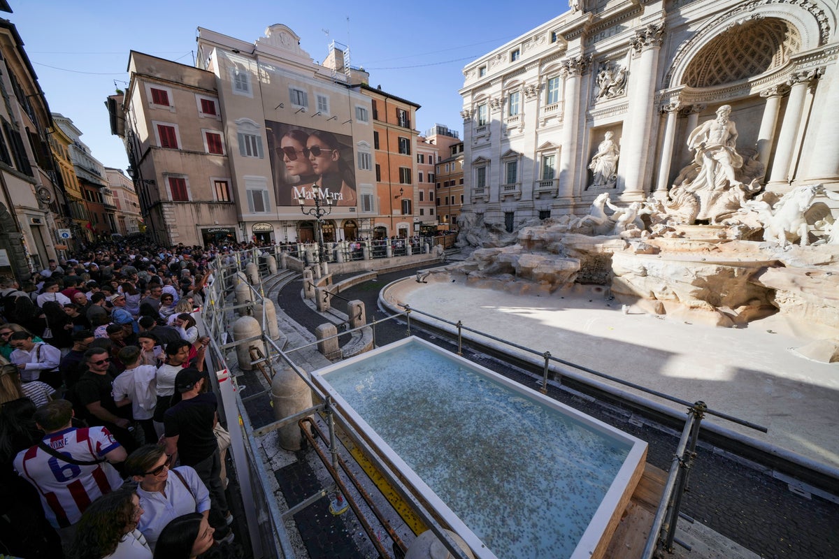Roma turistlər üçün Trevi fontanı üzərində gəzinti sahəsi qurdu