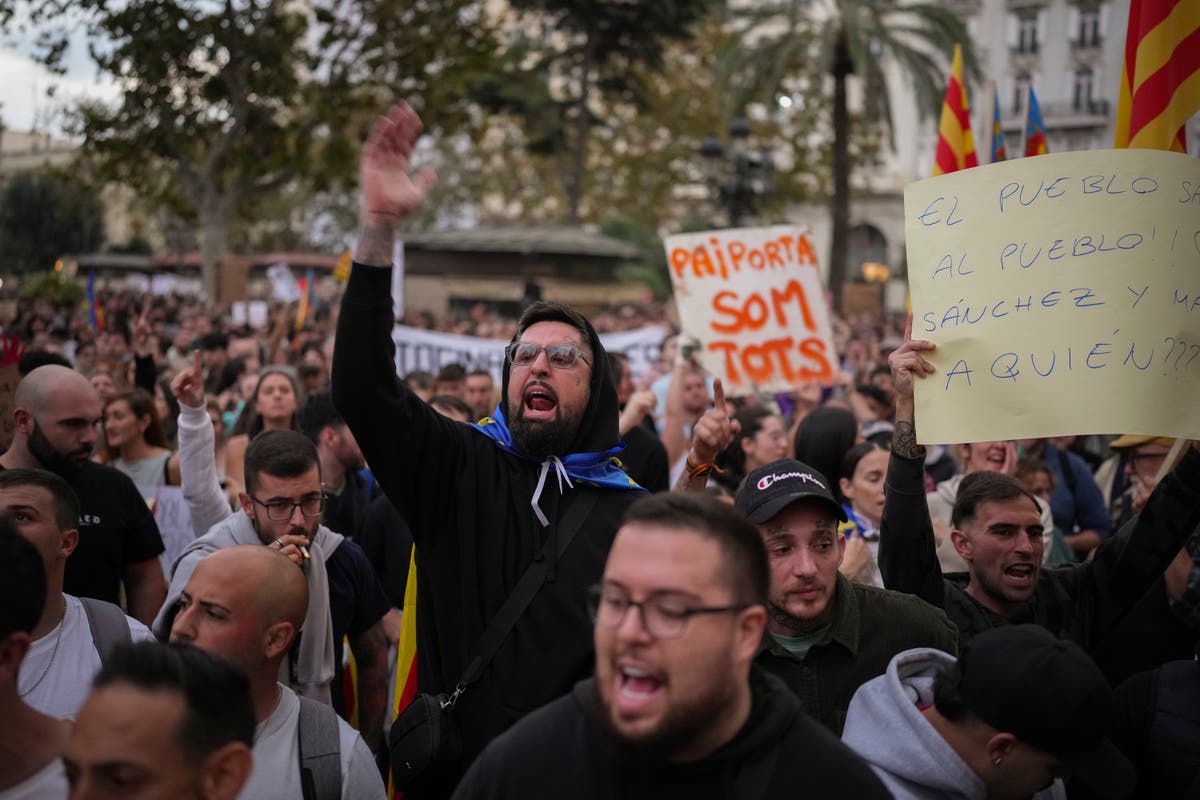 Thousands of Spaniards demand the resignation of Valencia leader for bungling flood response