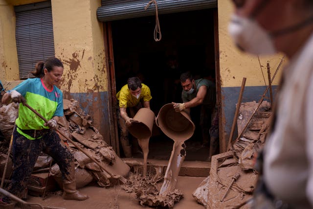 <p>Vecinos limpian el barro de una casa afectada por las inundaciones de Algemesí en octubre. Se teme que un nuevo temporal pueda causar más estragos en la región </p>