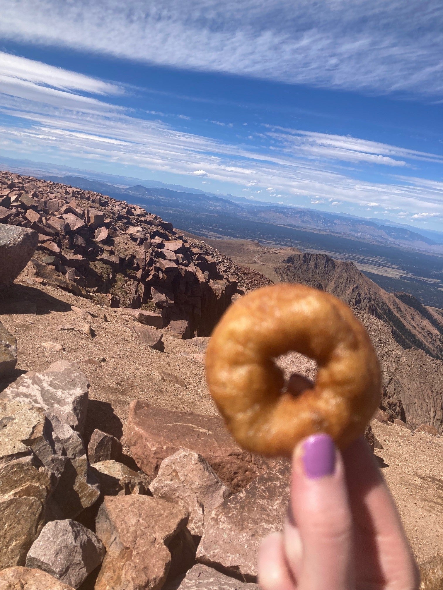 Uma prova obrigatória é um donut de alta altitude no topo do Pikes Peak