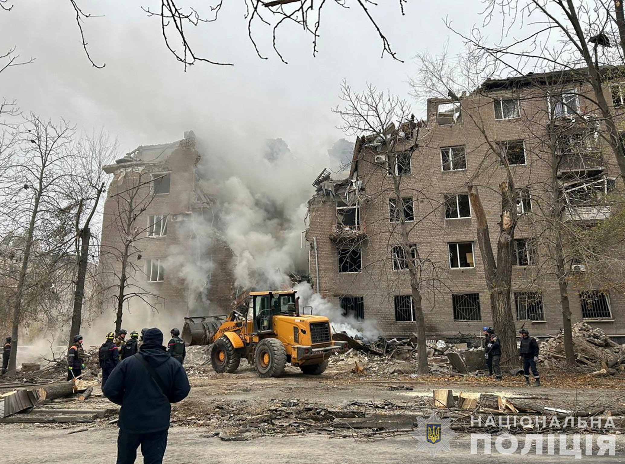 La scène d'une attaque à la roquette contre une maison de cinq étages à Krivy Rif