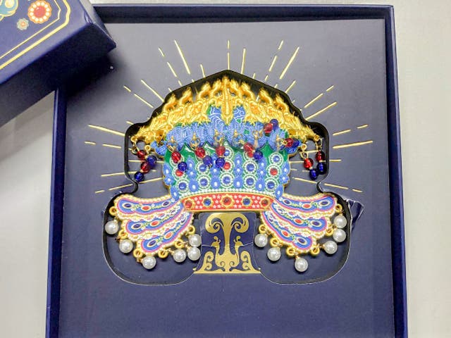 <p>A fridge magnet featuring the phoenix coronet of Empress Xiaoduan from the Ming Dynasty (1368-1644)</p>