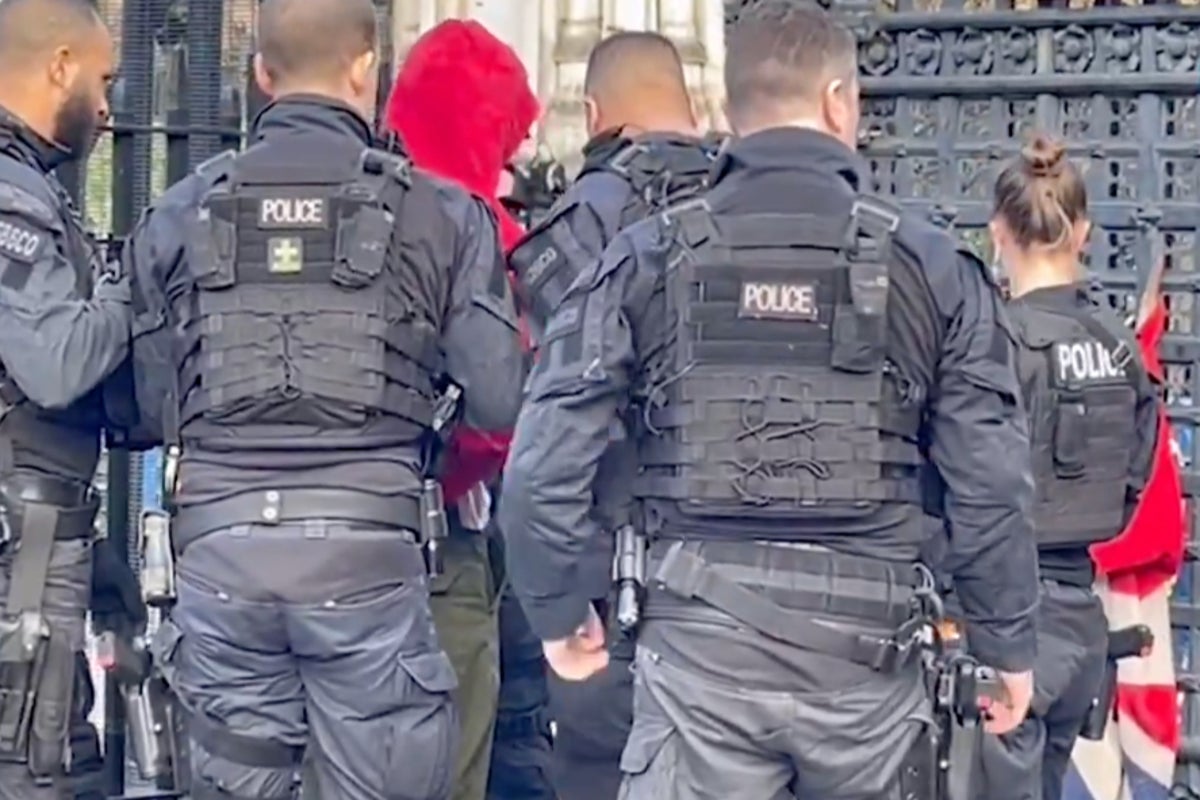 Met police arrest man ‘carrying knives’ outside UK Parliament in London ...