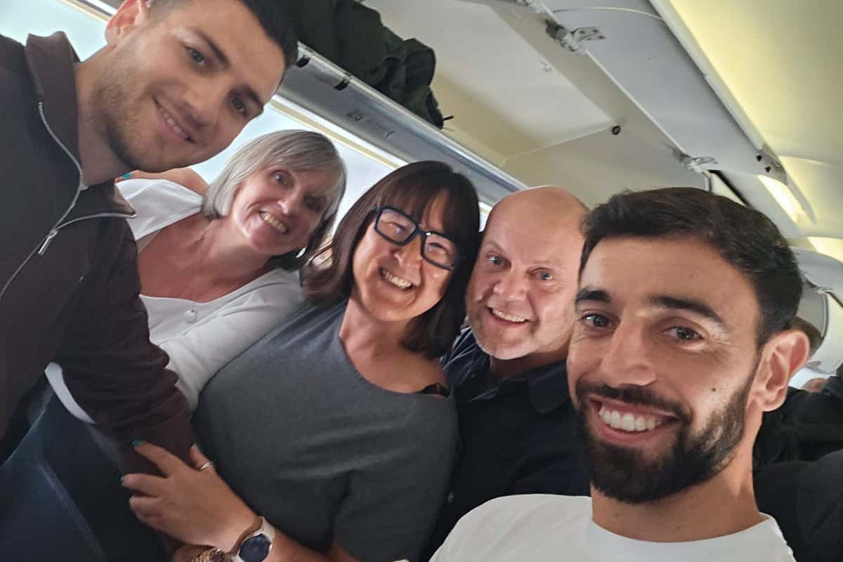 Bruno Fernandes praised for helping unwell plane passenger