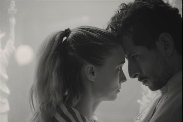 <p>Raúl Briones y Rooney Mara en ‘La cocina’ </p>