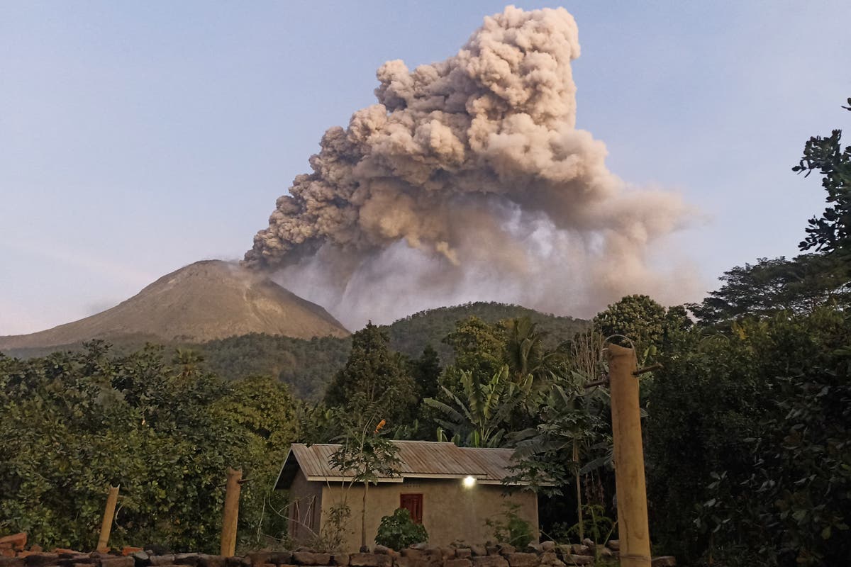 Bali flights cancelled after volcanic eruption near holiday spot