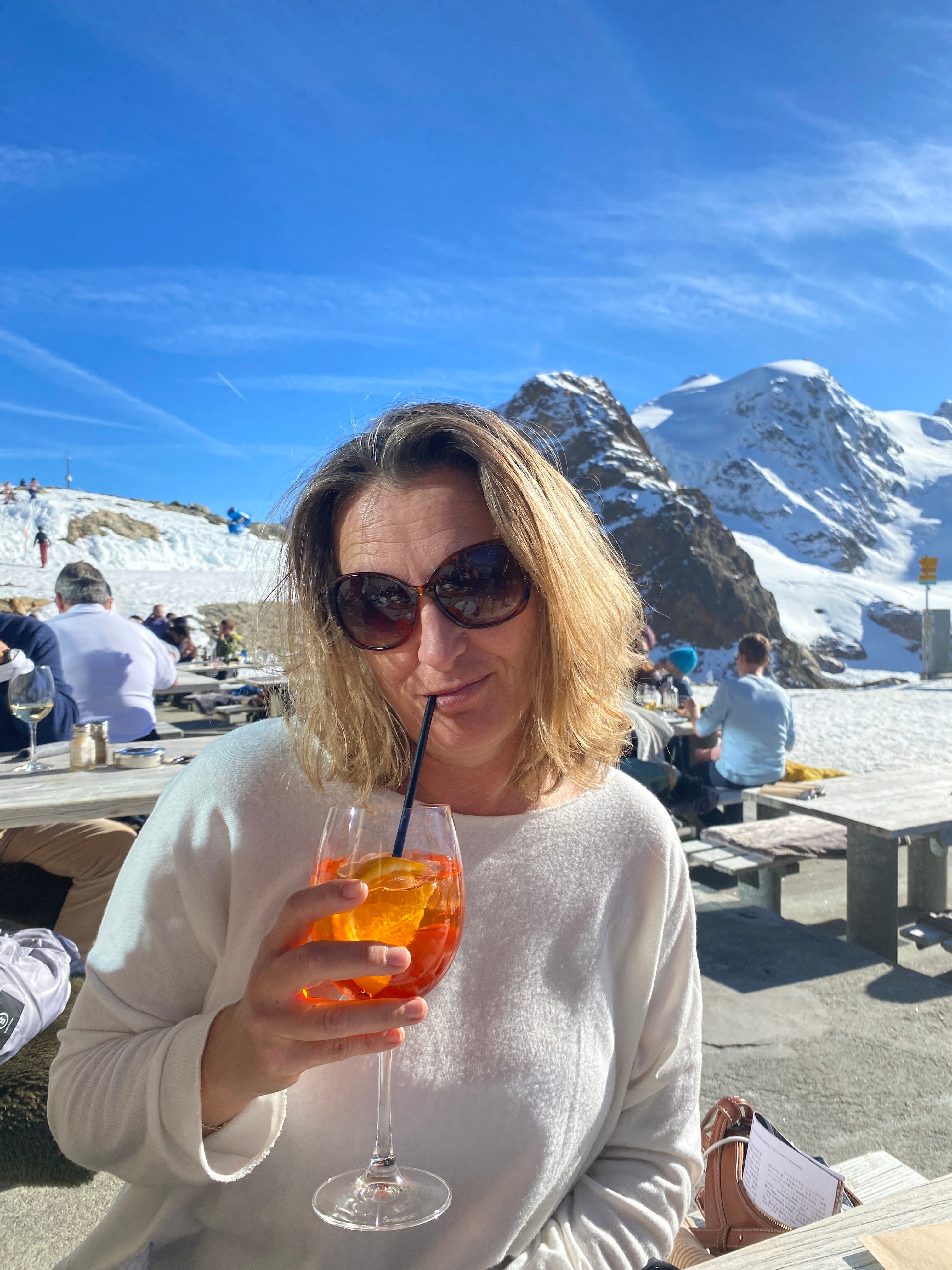 Bebericando um Aperol Spritz no terraço Berhaus, na Montanha Diavolezza