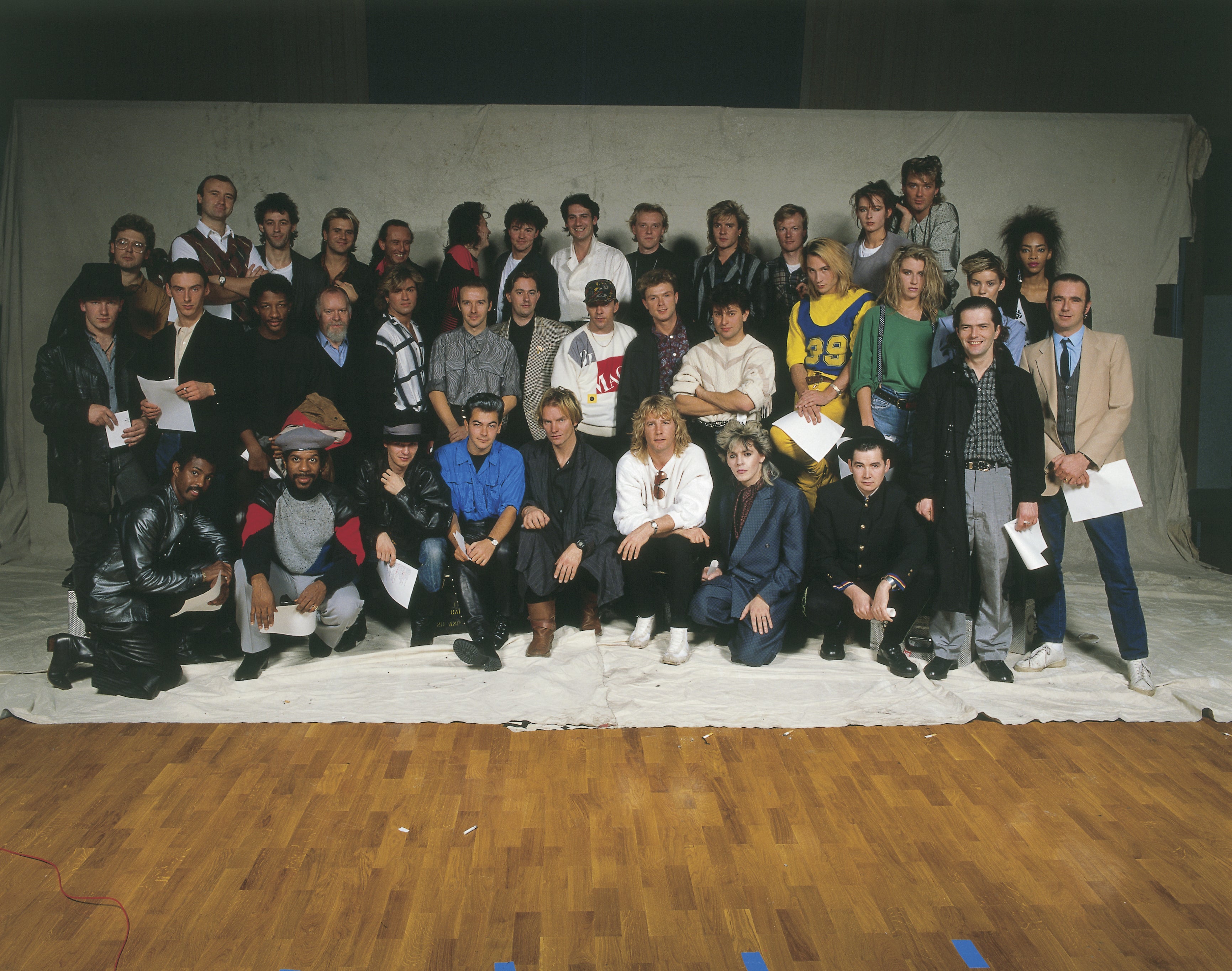 Sir Bob Geldof junto com outros artistas gravando o primeiro single do Band Aid