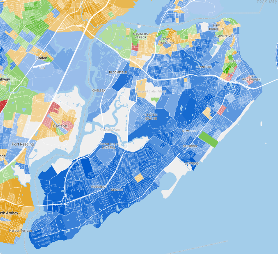 Um mapa de Staten Island por raça majoritária na área. Azul (branco), laranja (hispânico), verde (preto), vermelho (asiático).