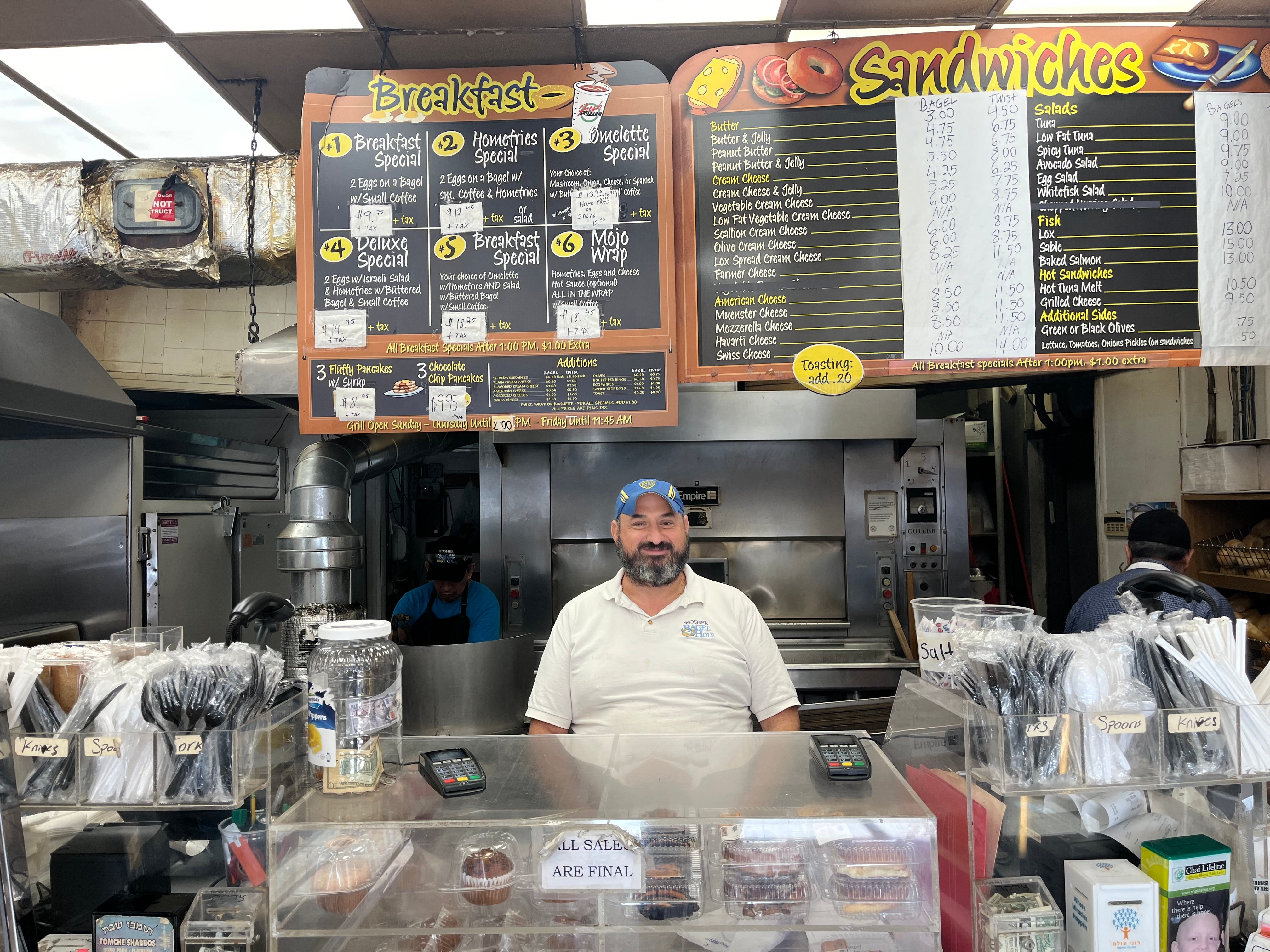 Javier Kibudi, que administra uma loja de bagels em Midwood, mudou-se da Argentina para os EUA há 25 anos.