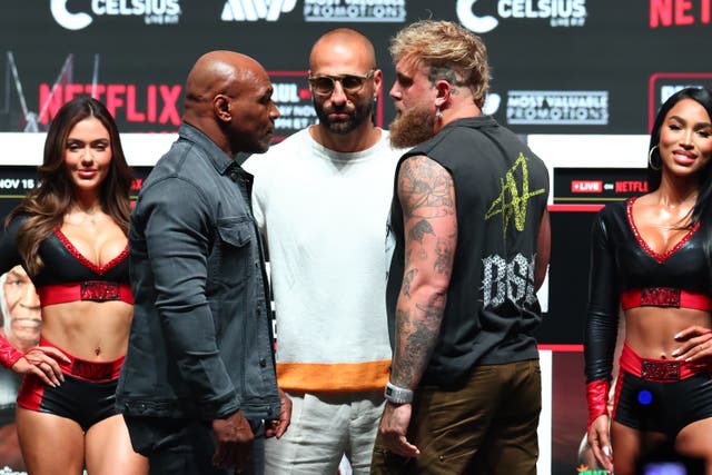 <p>Mike Tyson y Jake Paul en la conferencia de prensa sobre su pelea en Arlington, Texas</p>