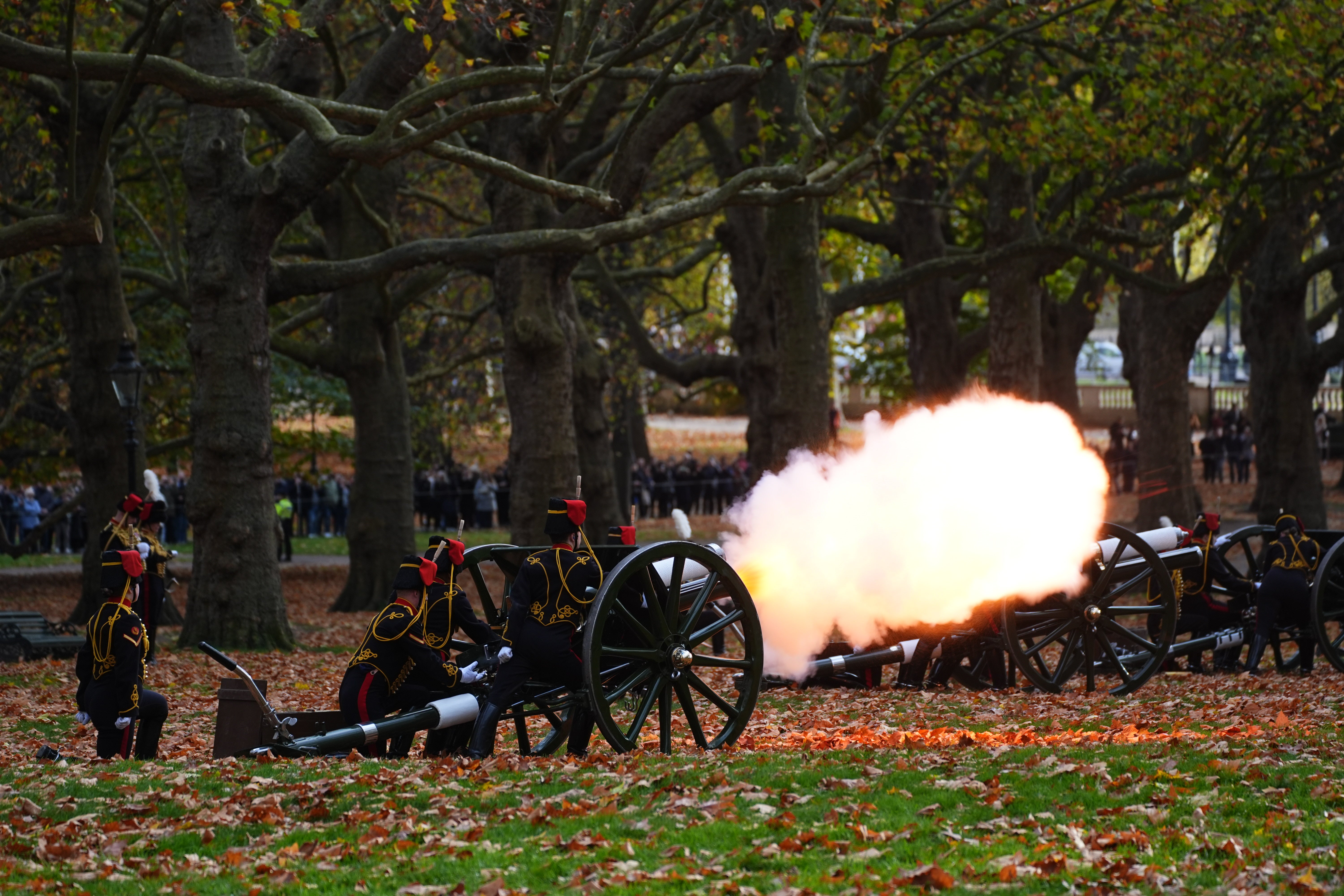 Die King's Troop Royal Horse Artillery feuert anlässlich von Charles Geburtstag einen Salutschuss aus 41 Salutschüssen auf den Green Park ab