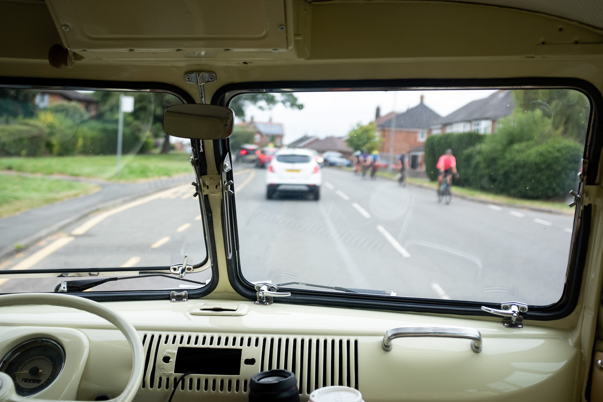 Nico pegando carona em uma van VW em Midlands, agosto de 2024