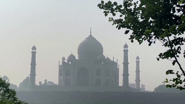 <p>Thick smog blankets Taj Mahal as severe pollution persists across India</p>