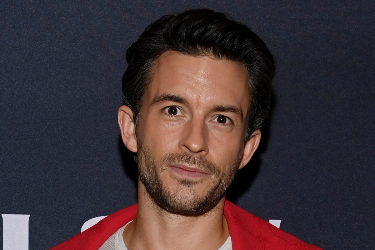 Jonathan Bailey says everyone over 40 should be forced to watch queer Netflix drama