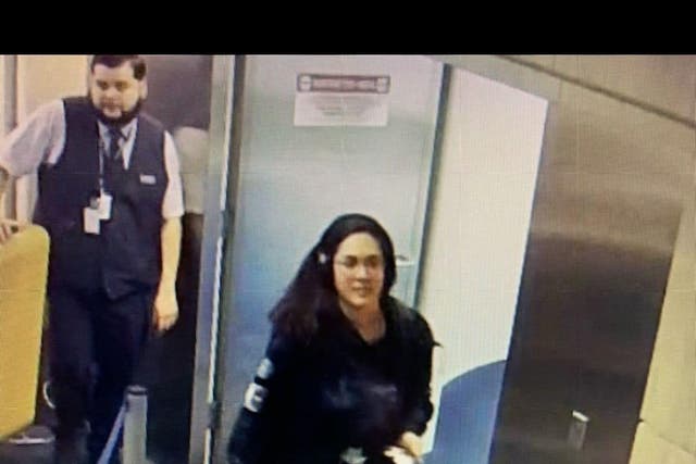 <p>Las imágenes de las cámaras de seguridad muestran a Hannah Kobayashi llegando al Aeropuerto Internacional de Los Ángeles el 8 de noviembre </p>