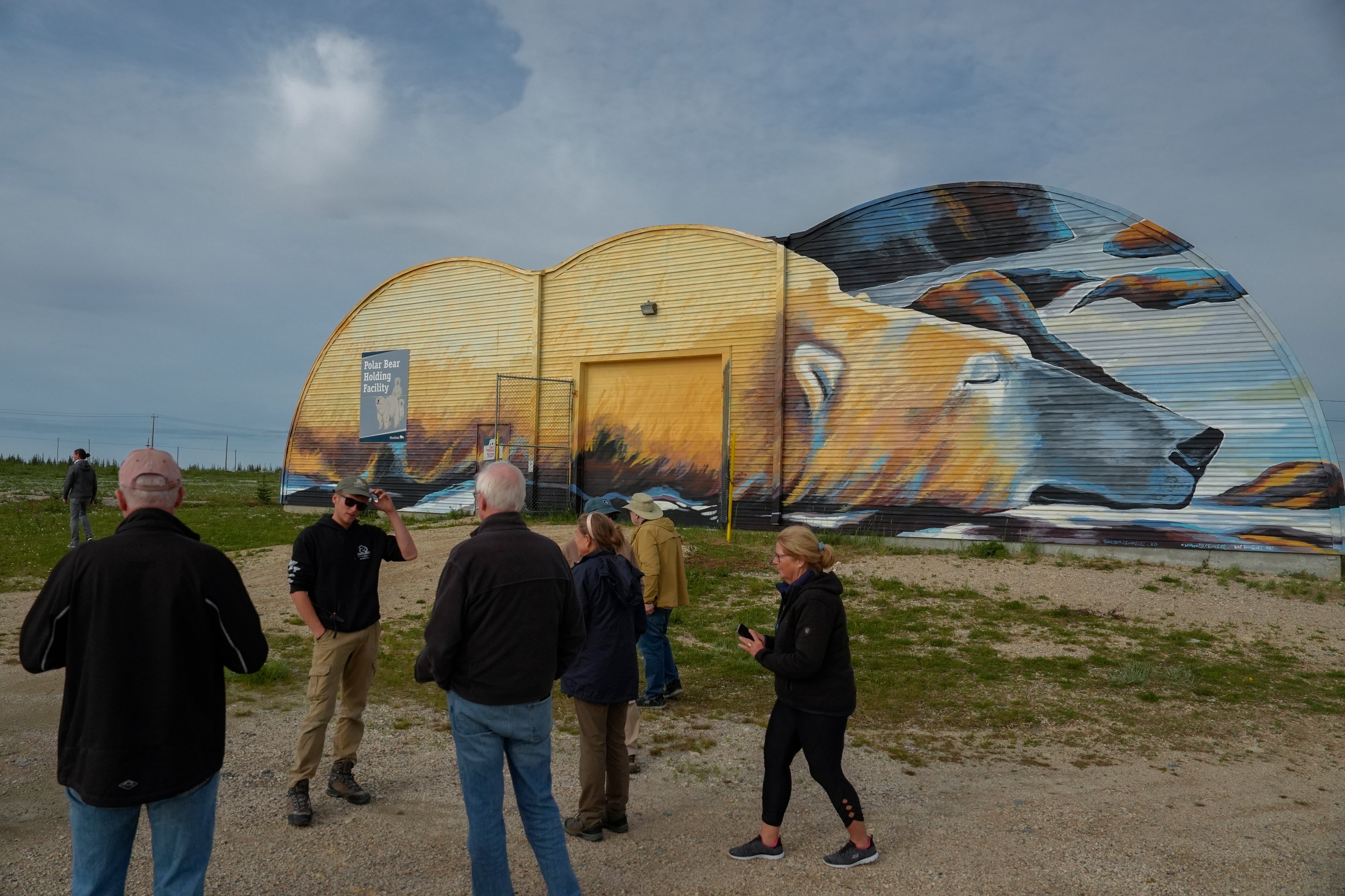 Turistas do lado de fora do Polar Bear Holding Facility, domingo, 4 de agosto de 2024, em Churchill, Manitoba