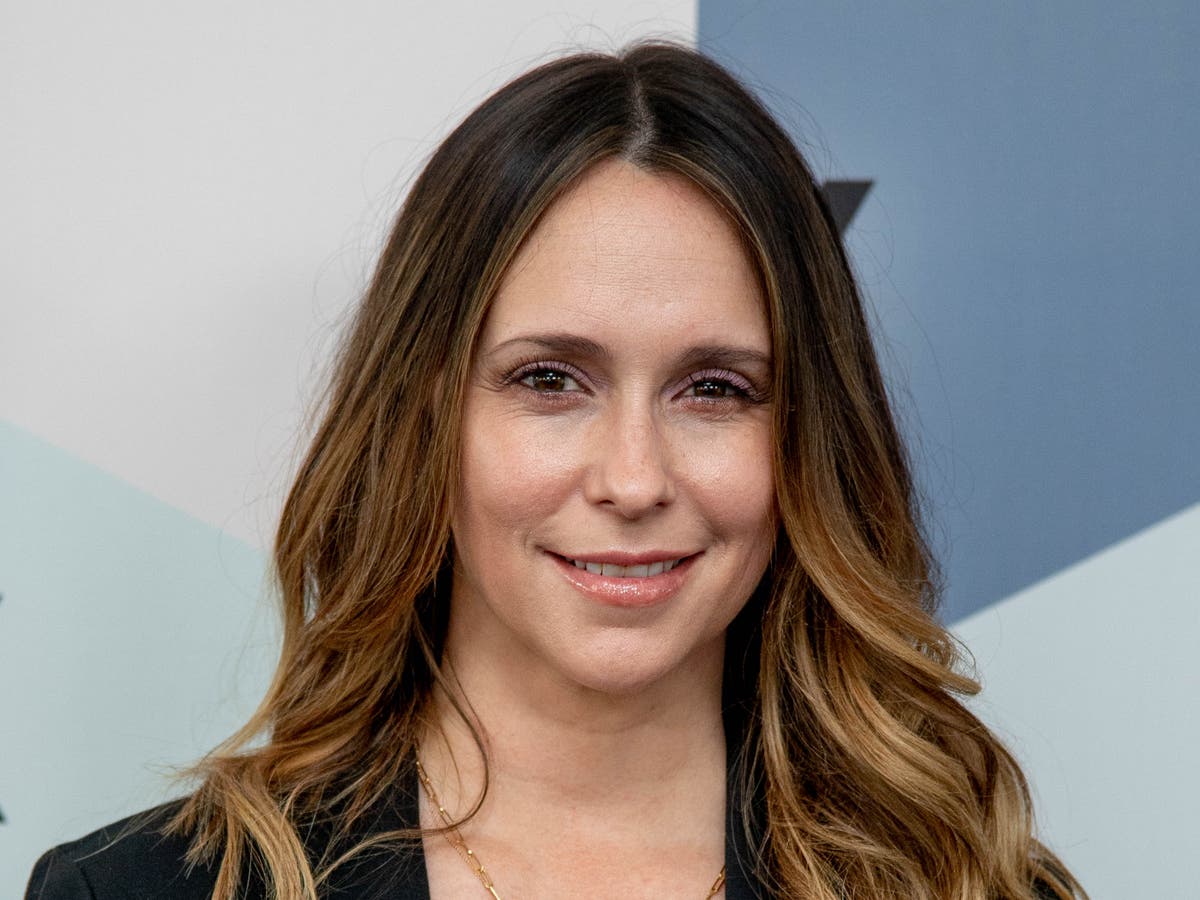 Jennifer Love Hewitt Reflects on Mother's Death