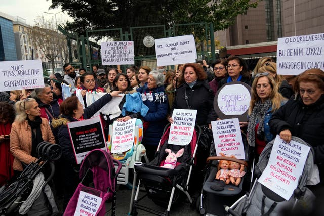 <p>Activists, some holding banners with Turkish writing that some of them reads, " Children should not be killed , so they can eat candies", " I couldn't play with my toys because I was killed" and " If I had not been killed this toy would have been my sleeping friend " during a protest outside the courthouse where dozens of Turkish healthcare workers including doctors and nurses go on trial for fraud and causing the deaths of 10 infants, in Istanbul, Turkey, Monday Nov, 18, 2024</p>
